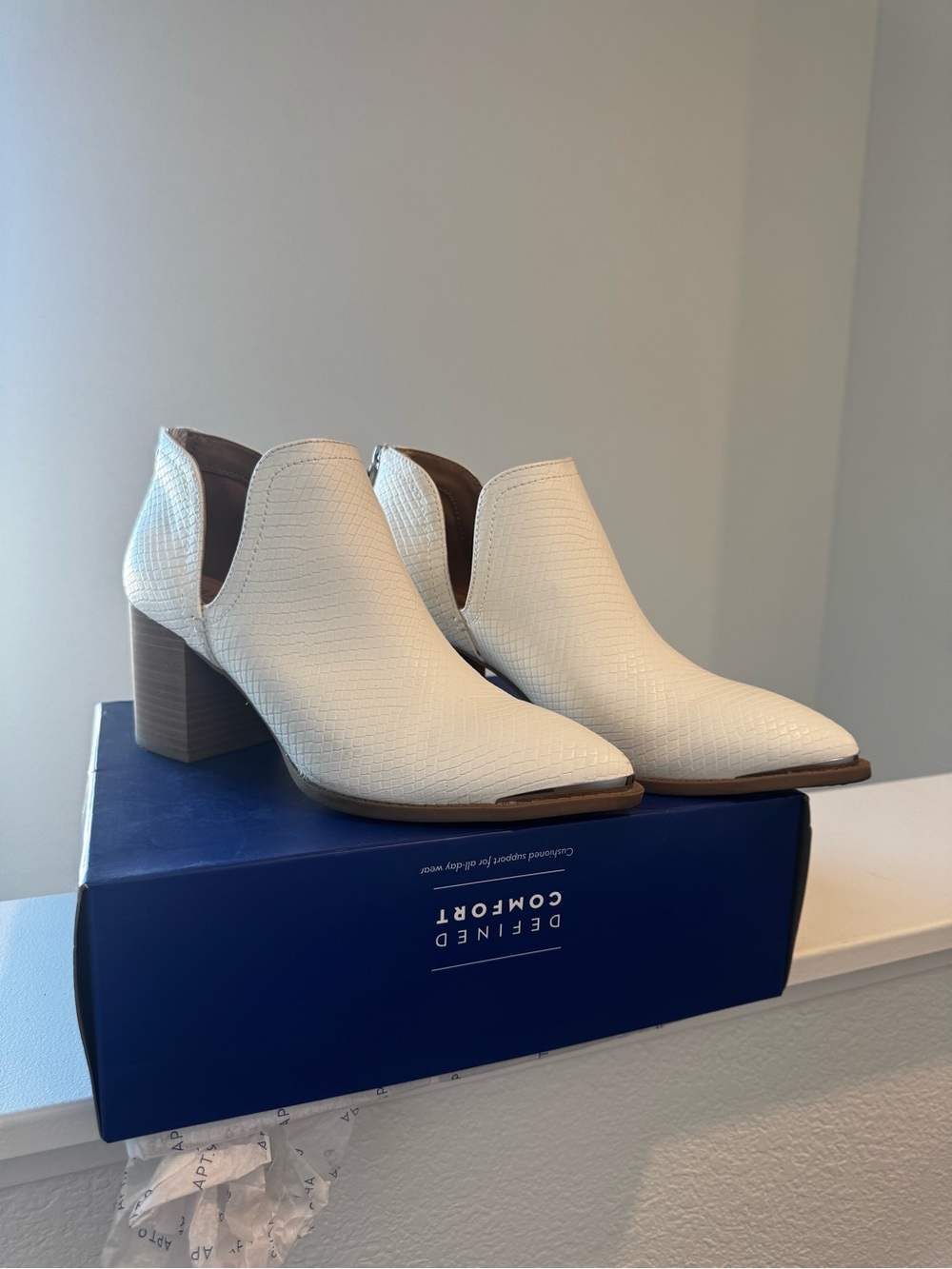Apt. 9 - Size 9 - Women's White Textured Block Heel Ankle Boots